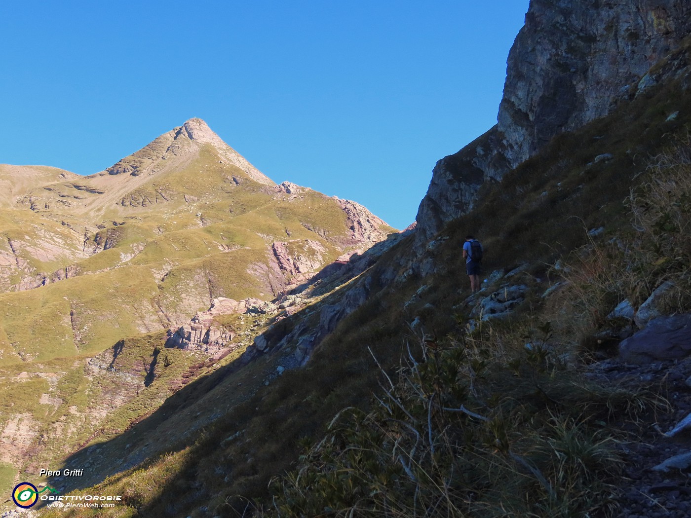 21 Il sentiero corre alto sulle erte pendici del Monte Corte .JPG